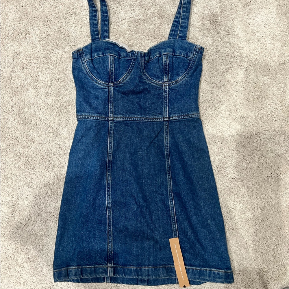 Reformation Nikki Bustier Denim Mini Dress
Color: Palermo
Size: 4
Qty: 1